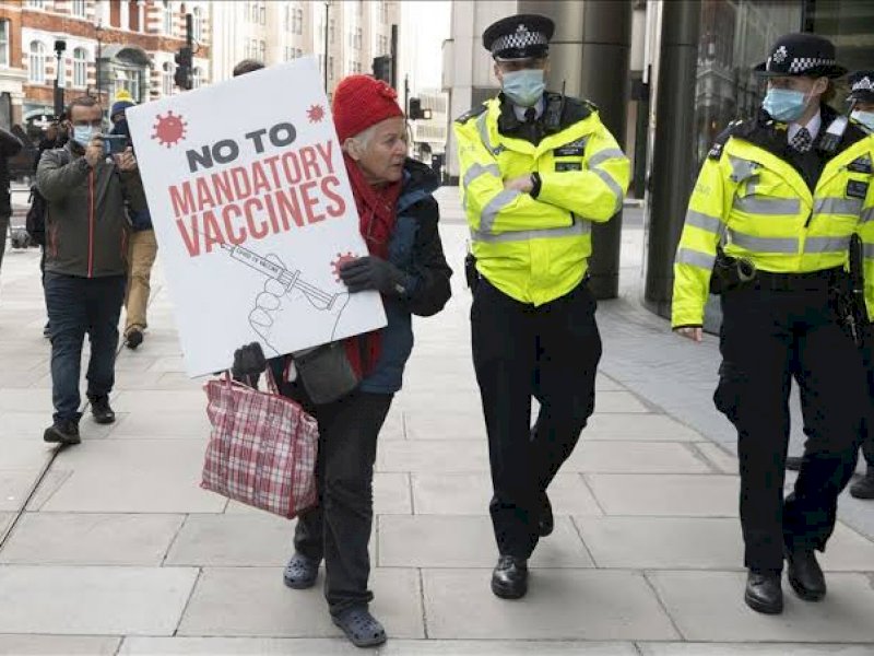 Demo antivaksin di London ricuh. 