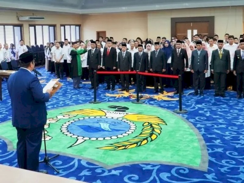 Chaidir Syam, melantik dan mengambil sumpah jabatan PNS, yang akan menjabat dalam berbagai posisi strategis di lingkungan Pemkab