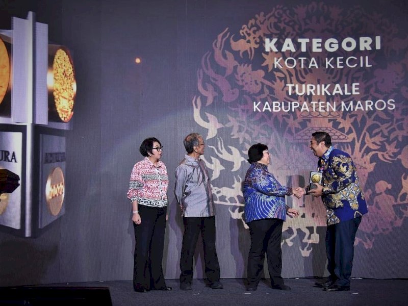 Menteri Lingkungan Hidup, Siti Nurbaya menyerahkan Piala Adipura kepada Bupati Maros,&nbsp;Chaidir Syam.