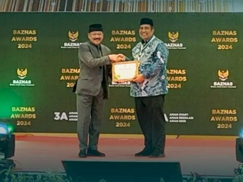 Bupati Maros, Chaidir Syam, mendapatkan penghargaan pengelolaan Zakat pada acara BAZNAS Award 2024, di Jakarta