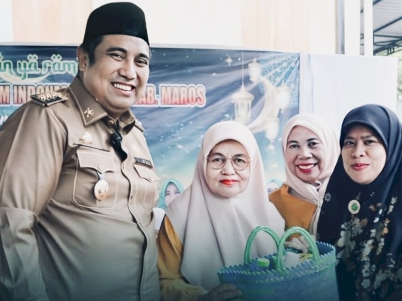 Chaidir Syam secara simbolis, menyerahkan bantuan paket ramadaan, kepada para kordinator yang mewakili masing-masing Kecamatan