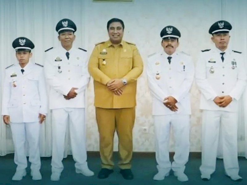 Penyematan tanda jabatan berlangsung di ruang kerja Bupati Maros