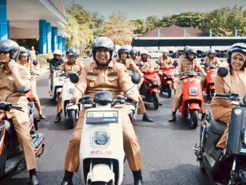  Bupati Maros, Chaidir Syam, Wakil Bupati, Suhartina Bohari, dan Sekda, Andi Davied Syamsuddin, menyerahkan unit kendaraan motor listrik