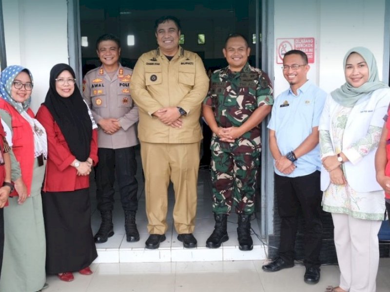 Bupati Maros, bersama Kapolres, AKBP Awaludin Amin, dan Dandim 1422 Maros, Letkol. Arm. Nikolas Sirilus, Kepala Dinas Kesehatan dan Camat Lau bersama dengan berbagai pihak terkait lainnya