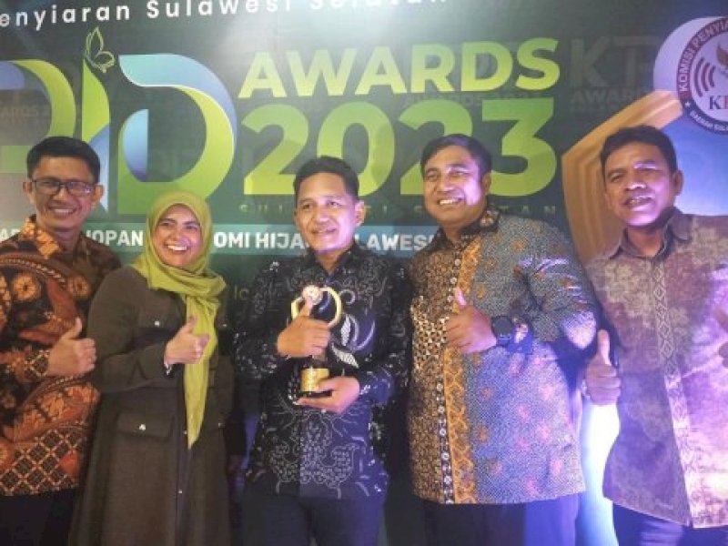 Bupati Chaidir Syam dan LPPL Maros FM Raih Penghargaan di Ajang KPID Awards 2023