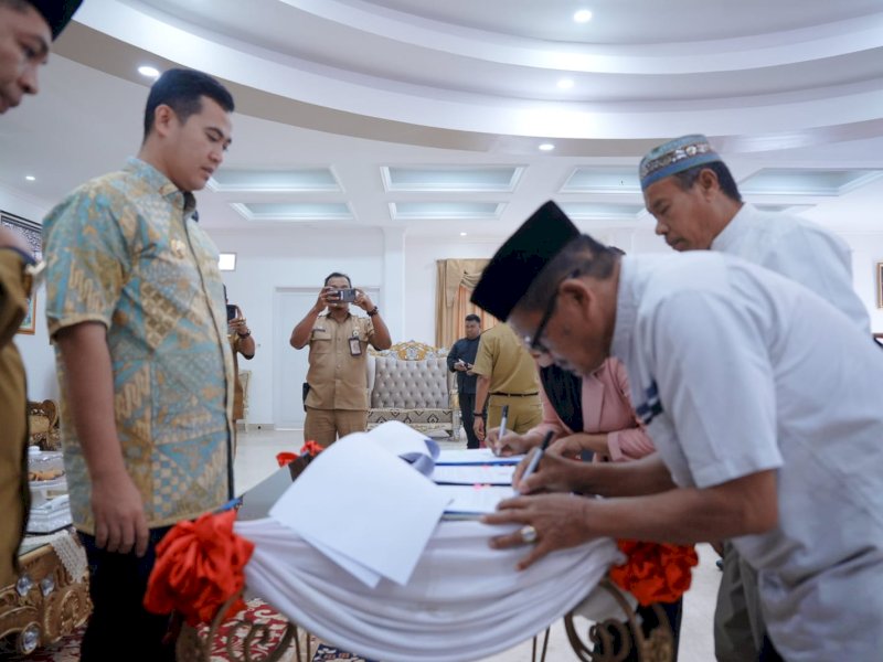 Bupati MYL menghadiri penandatanganan Naskah Perjanjian Hibah Daerah (NPHD) bantuan hibah masjid, musala dan TPA tahun 2024 di Kabupaten Pangkep. (Foto: dok humas)