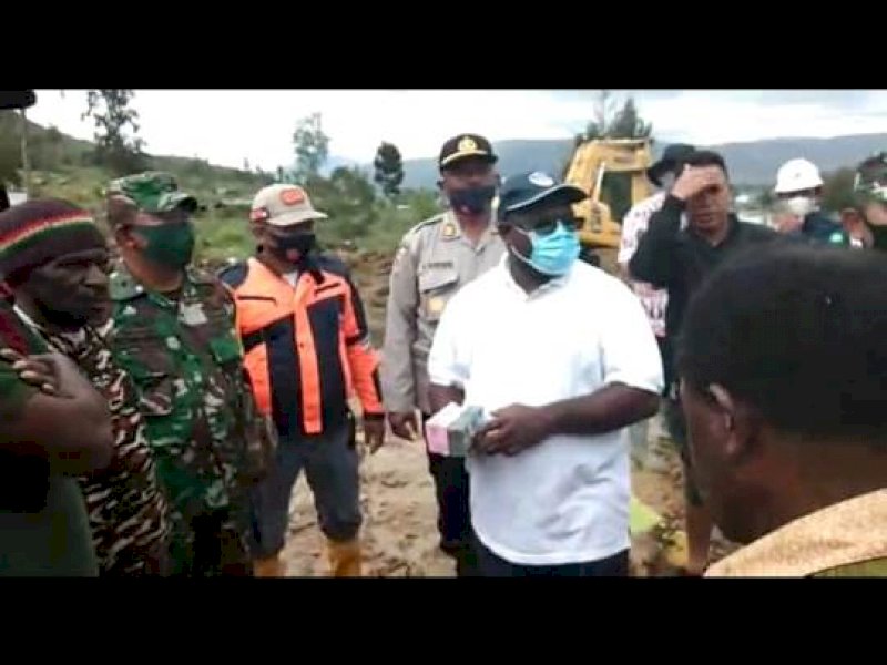 Bupati Paniai, Meki Nawipa tinjau lokasi bencana tanah longsor di Uwibutu.