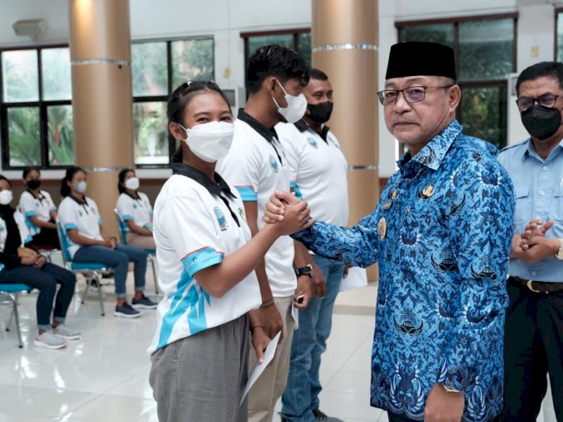 Wabup Gowa Abd Rauf Malaganni
 bersama atlet dayung. (Ist)