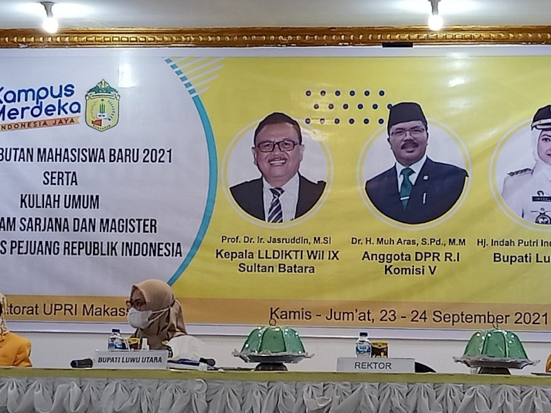 Indah Putri Indriani saat memberi Kuliah Umum di UPRI Makassar.