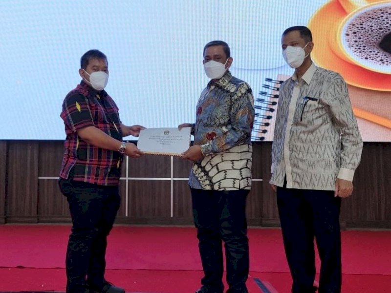 Penyerahan bantuan UMKM untuk Pemkab Wajo.