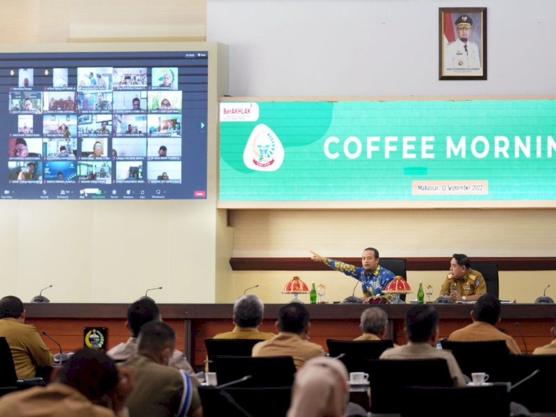Gubernur Sulsel, Andi Sudirman Sulaiman, saat memimpin rapat pada acara Coffee Morning