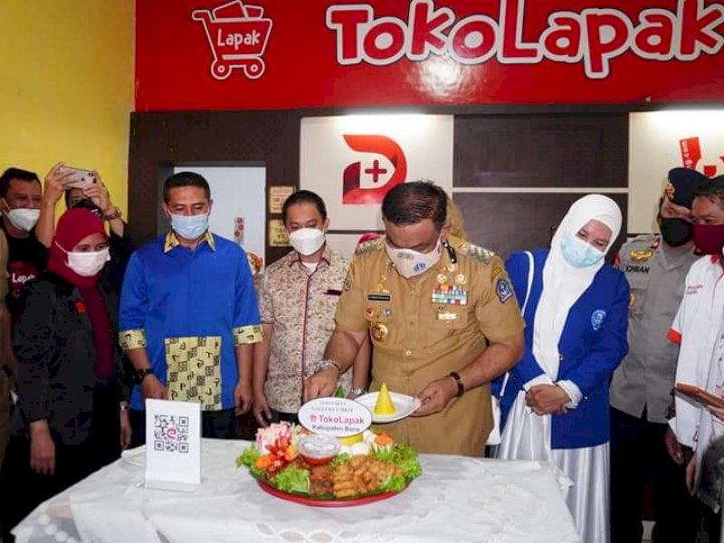 Fashar Padjalangi saat meresmikan TokoLapak.