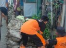 Dinas PU Makassar Keruk Drainase di Jalan Regge 2