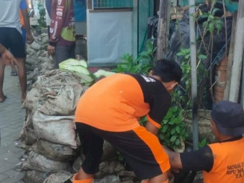 Dinas PU Makassar Keruk Drainase di Jalan Regge 2