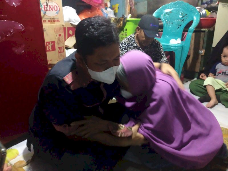 Dirut Perumda Parkir saat menyambangi kediaman Jukir korban penganiayaan preman.