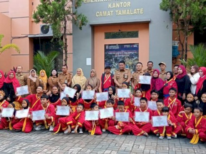 Camat Tamalate memberikan apresiasi kepada  atlet pendekar Tapak Suci, dihalaman Kantor Kecamatan
