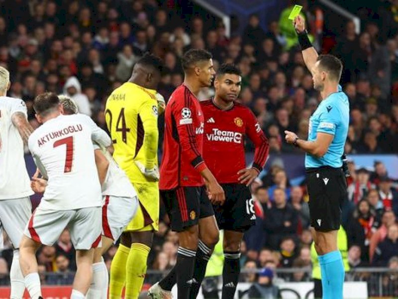 Wasit memberi kartu merah kepada pemain MU. (int) 