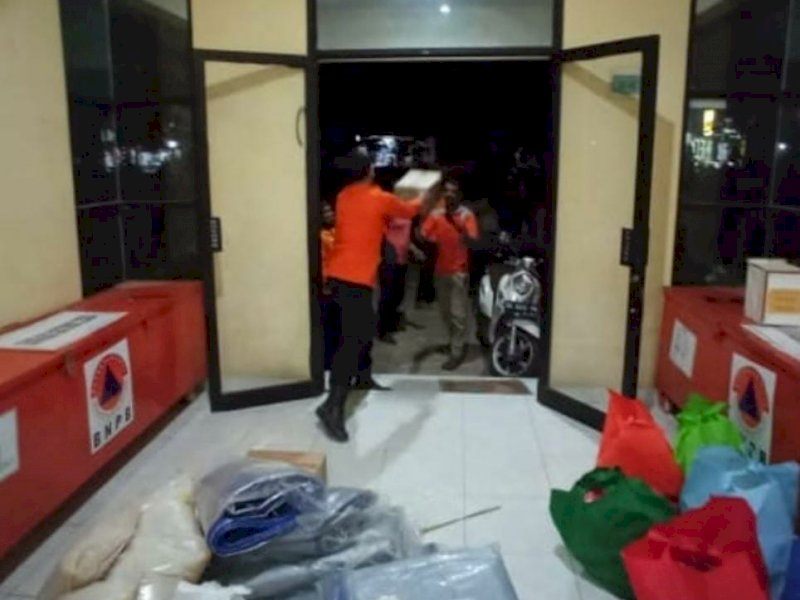 Bantuan logistik untuk korban kebakaran di Takalar.