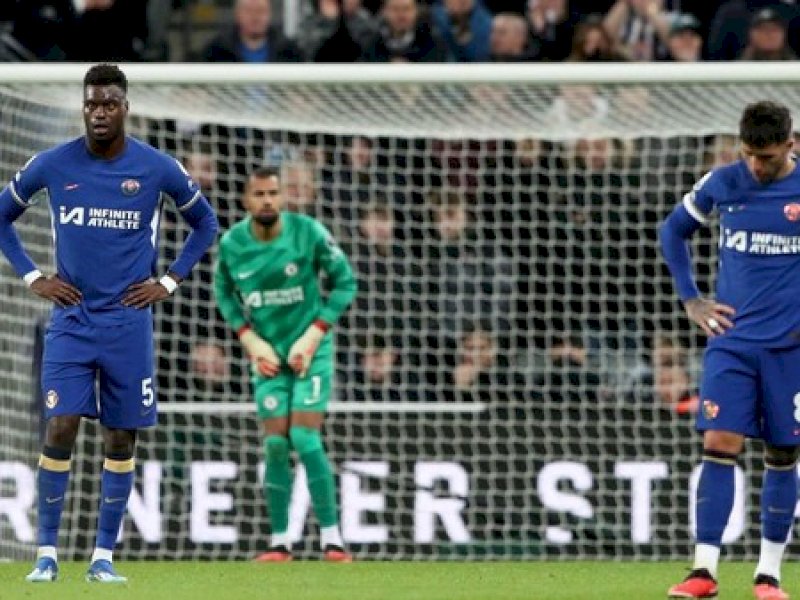 Pemain Chelsea tertunduk lesu usai dilumat Newcastle 1-4. (int) 