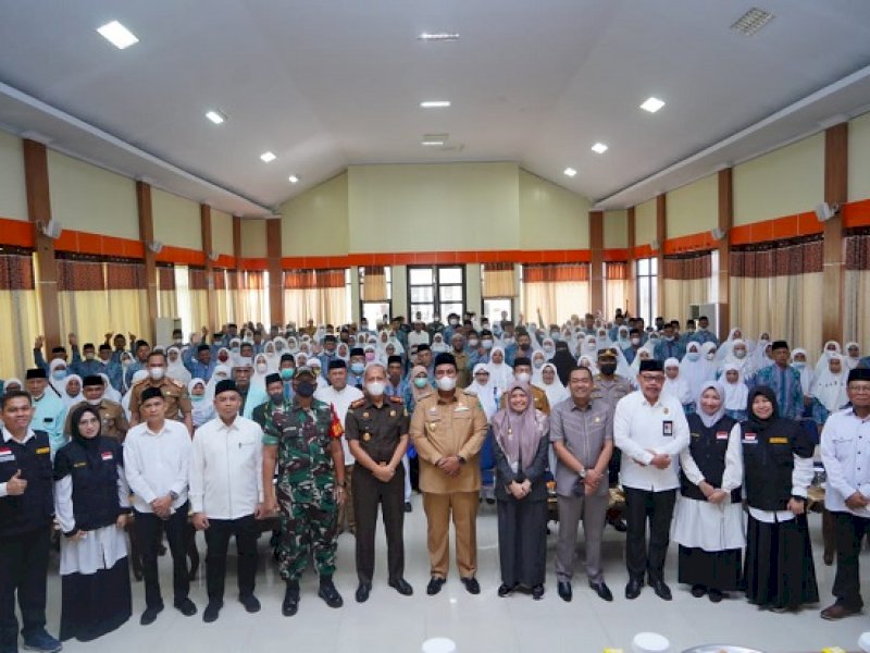 Bupati Maros, AS Chaidir Syam foto bersama dengan 142 Calon Jamaah Haji (CJH) asal Maros, di Gedung Baruga B,  Pemkab Maros, Selasa (14/06/2022).

