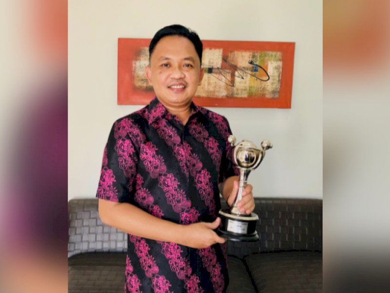 Ilham Azikin saat menerima penghargaan APE 2020.