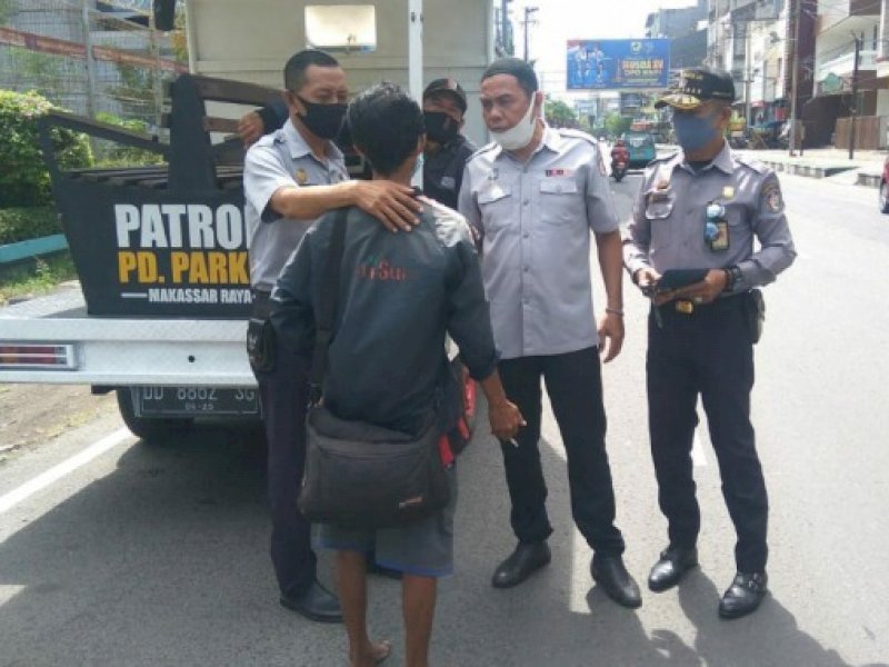 Penertiban parkir liar.
