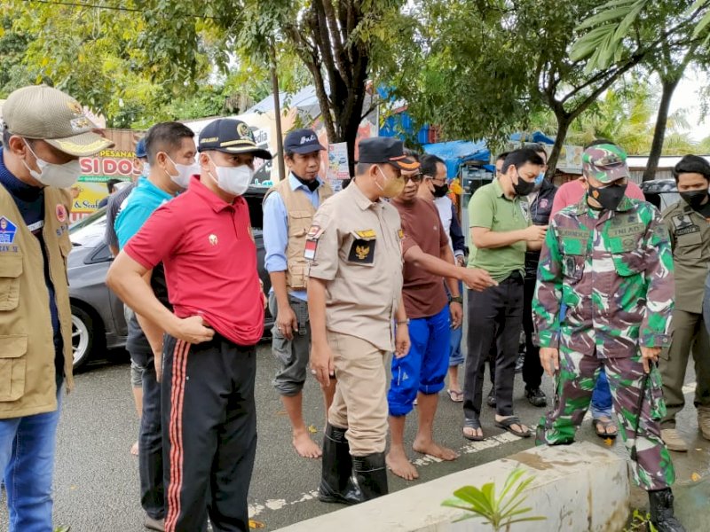 Amran Mahmud saat meninjau lokasi banjir.