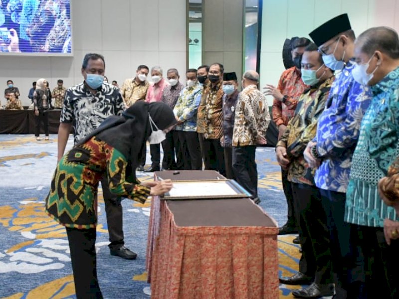 Indah Putri Indriani saat menandatangani SK Dewan Pembina AAIPI Sulsel.
