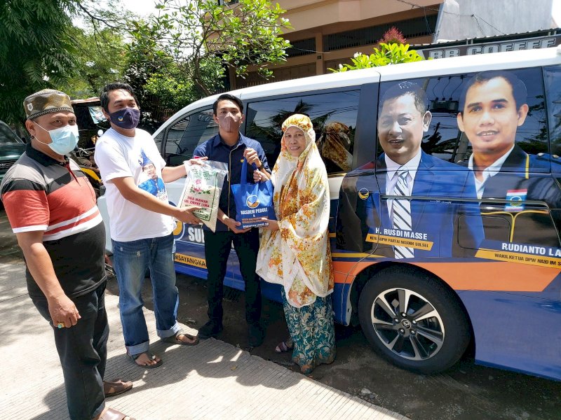 Rudianto Lallo bersama timnya yang dinamai Komunitas Anak Rakyat itu membagikan sembako. (Ist)