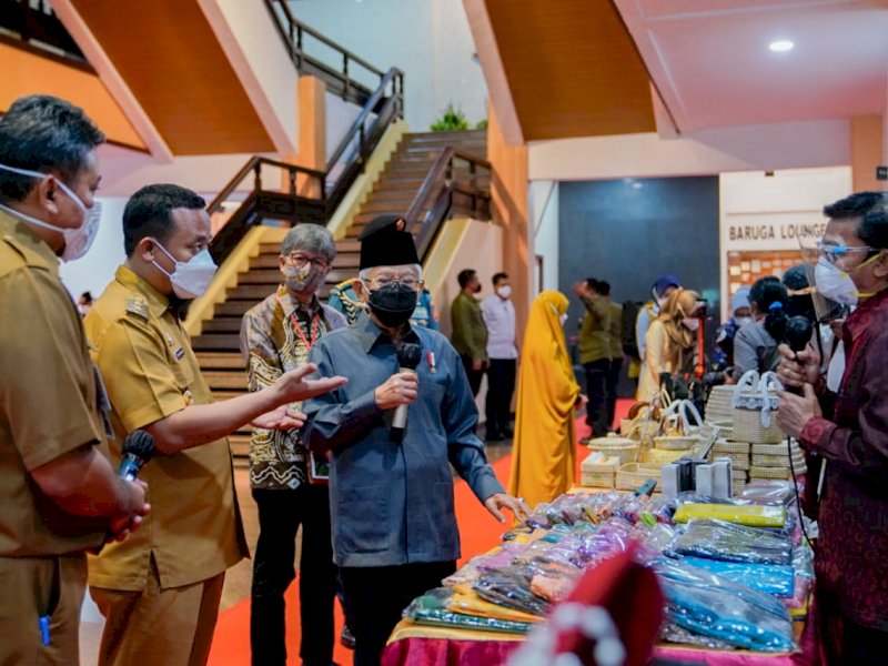 Wapres RI KH Ma'ruf Amin memuji kain sutera Wajo yang dipamerkan. (Ist)