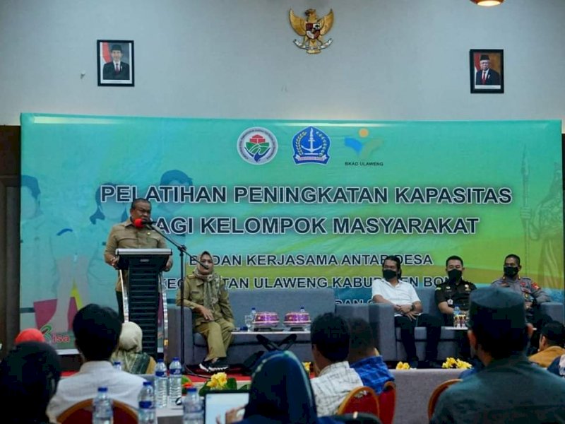 Bupati Bone Andi Fahsar M Padjalangi membuka secara resmi pelatihan peningkatan kapasitas bagi kelompok masyarakat di Hotel Helios, Watampone, Senin (6/6/2022).