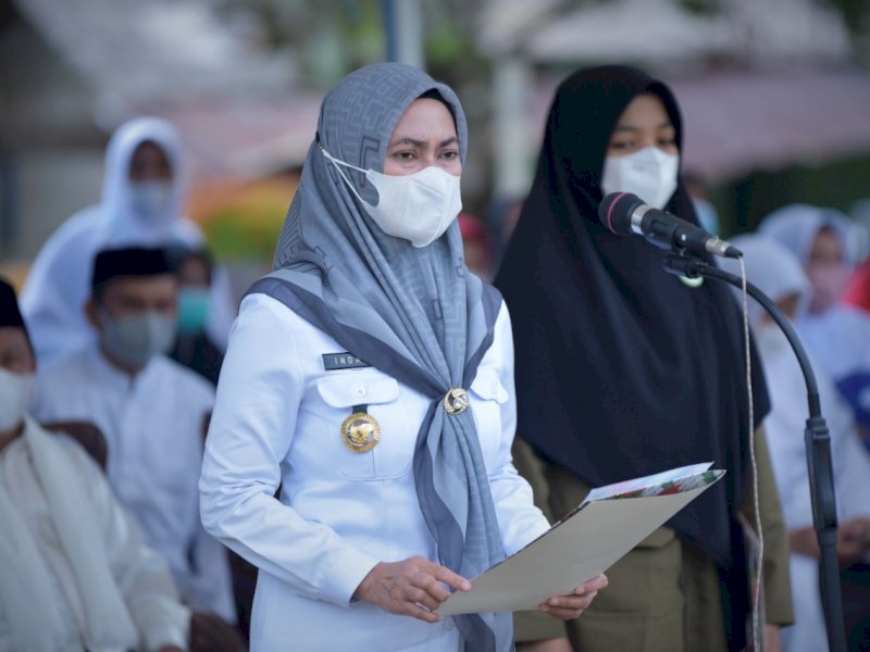 Bupati Lutra Indah Putri Indriani saat peringatan Hari Santri Nasional.