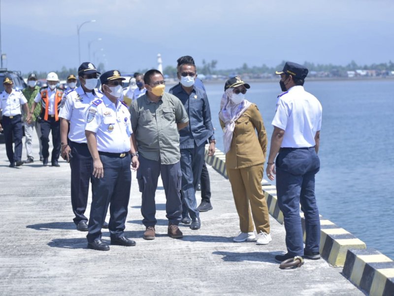 Bupati Lutra Indah Putri Indriani meninjau Pelabuhan Munte.