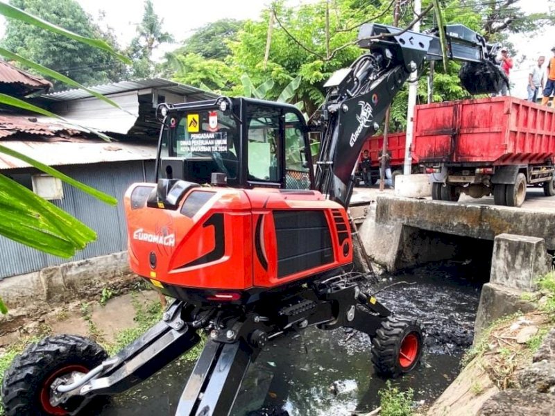 Dinas PU Makassar Kerahkan Alat Berat Keruk Sedimen di Mariso