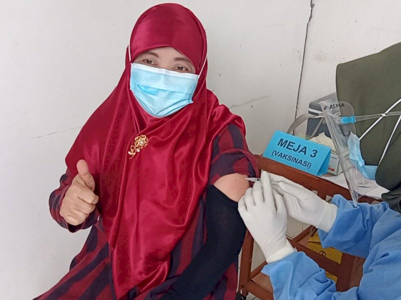 Direktur RSU Thalia Irham Gowa saat divaksin Covid-19.