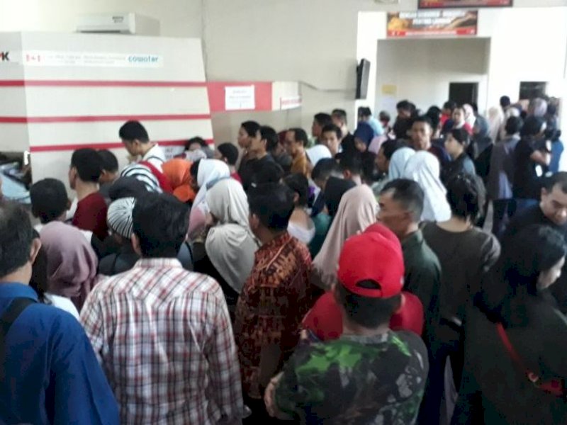 Antrian masyarakat membludak beberapa waktu lalu, sebelum pandemi Covid-19.