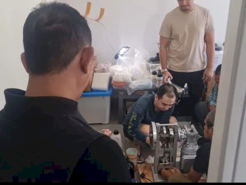 Pabrik rumahan narkoba milik Fredy Pratama yang digerebek polisi. 