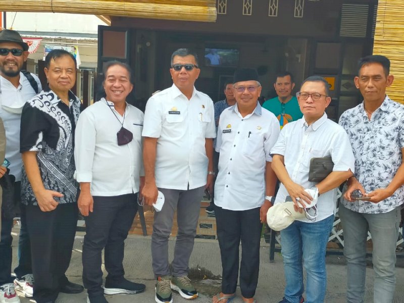 Bupati Bulukumba Andi Utta foto bersama dengan kru film Once Upon A Time In Pinisi.