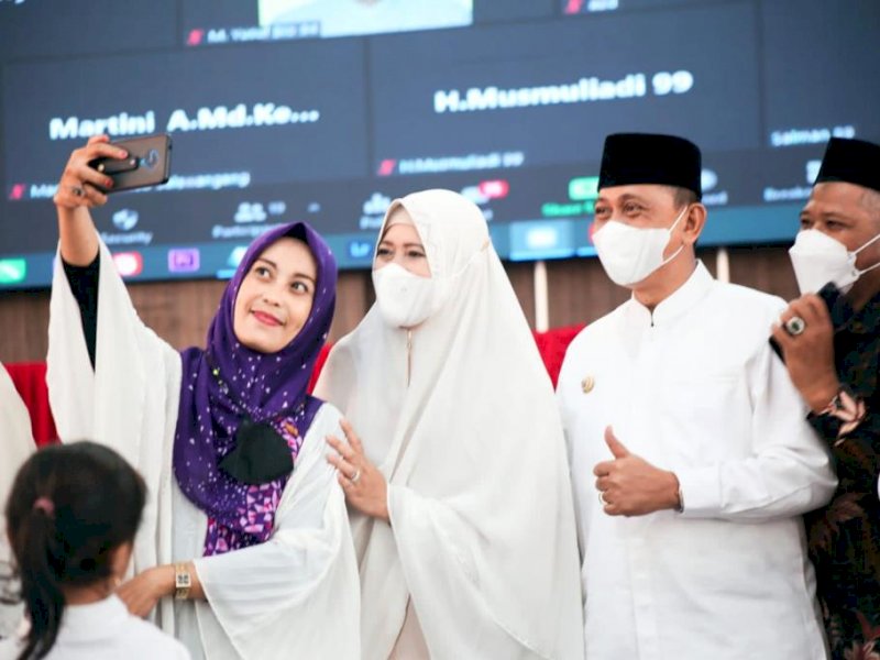Bupati Wajo Amran Mahmud foto bersama warga. (Ist)