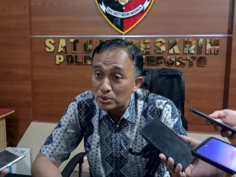 Kasat reskrim Polres Jeneponto, AKP Hambali saat memberikan keterangan kepada awak media terkait motif perampasan mobil yang menyeret Kanit Tipikor Ipda Uji. (Ist)