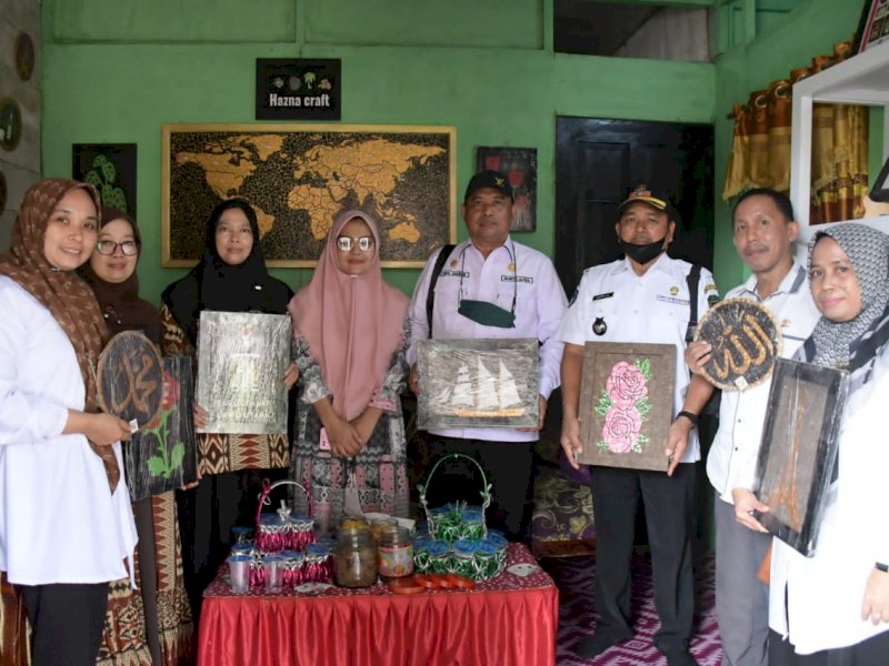 Inspiratif! Hasil Kerajinan IKM Hazna Craft Lutra Sukses Tembus Pasar Jawa 