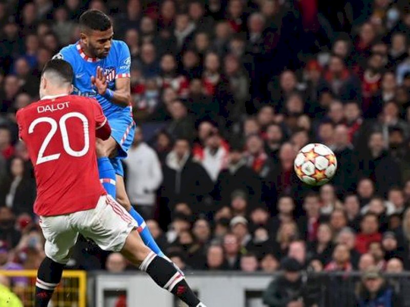 Pemain MU dan Atletico Madrid berjibaku berebut bola. MU kalah 0-1.