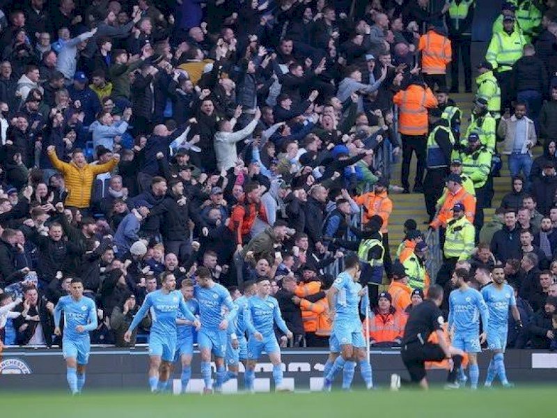 Manchester City merayakan kemenangan usai menekuk Manchester United 4-1.
