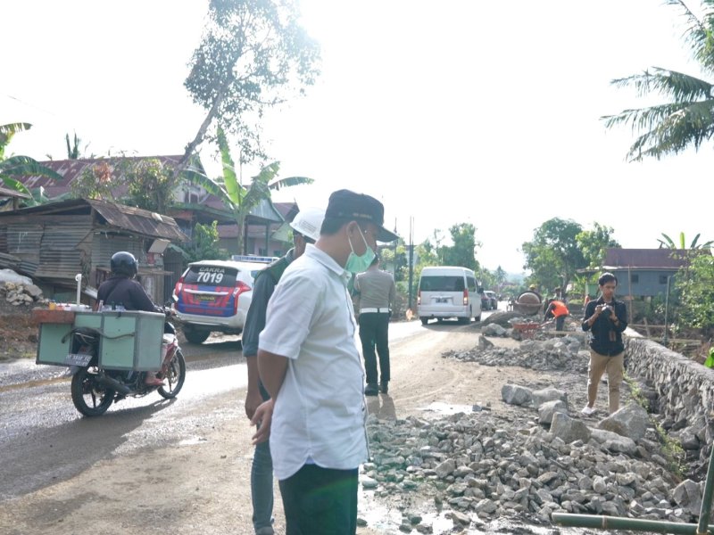 Gubernur Sulawesi Selatan Andi Sudirman Sulaiman meninjau progres penanganan ruas jalan Pekkae-Takkalala, Kabupaten Barru, Sabtu (25/6/2022). 