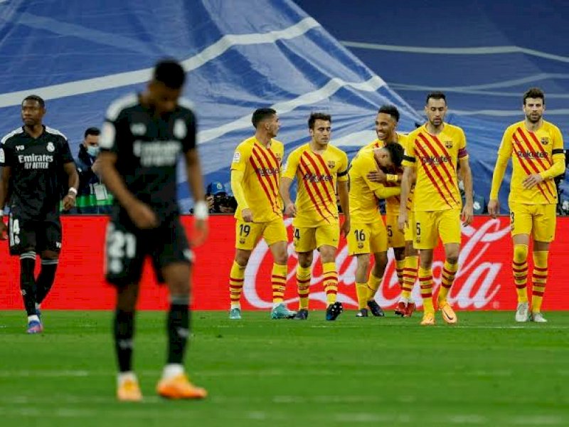 Pemain Real Madrid tertunduk usai dipermalukan Barcelona 0-4 dini hari tadi. (int) 