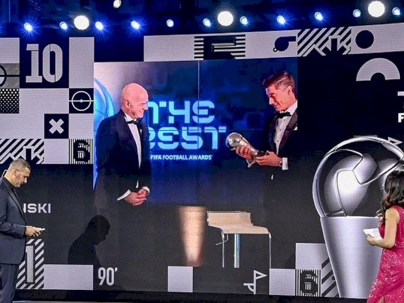 Robert Lewandowski meraih penghargaan Pemain Terbaik FIFA 2021.
