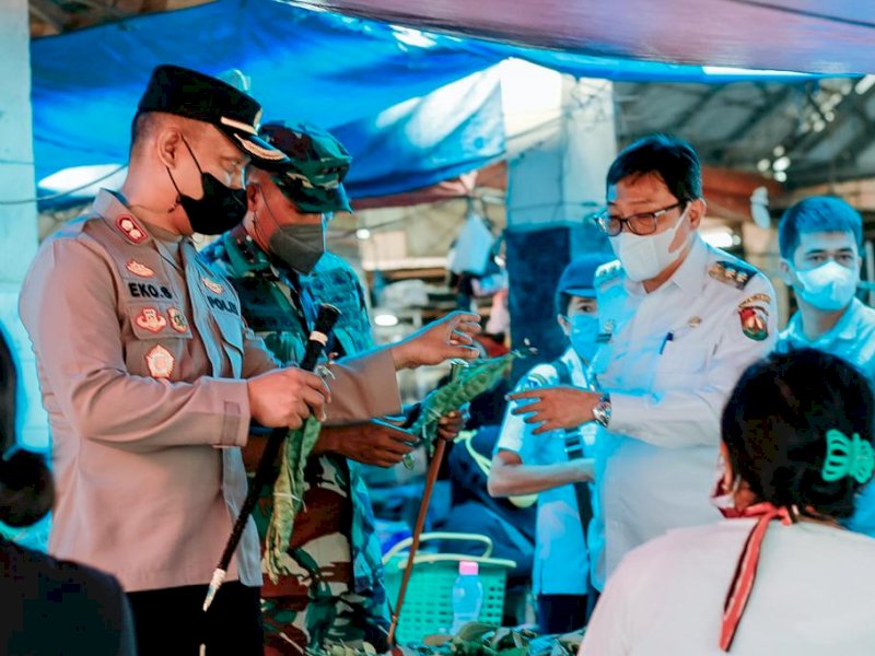 Wakil Bupati Toraja Utara Frederik V Palimbong melakukan inspeksi ke Pasar Pagi dan Pasar Bolu, Toraja Utara, Rabu (30/3/2022).