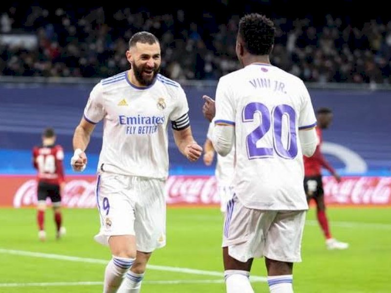 Pemain Real Madrid merayakan gol yang dicetak Benzema ke gawang Velencia.