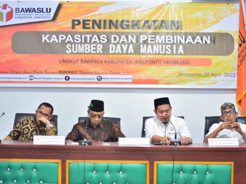 Bawaslu Jeneponto bersama Ketua Bawaslu Sulsel, Arumahi gelar rapat peningkatan kapasitas SDM. (Ist)