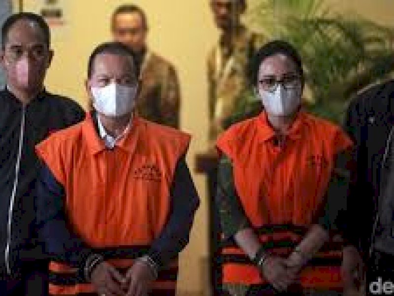 Bupati Kapuas Ben Brahim S Bahat beserta istrinya, Ary Egahni Ben Bahat resmi ditahan KPK, Selasa hari ini (28/3/2023).